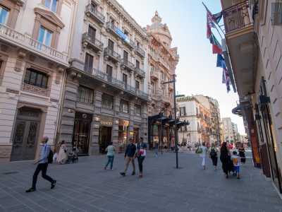 Non ci resta ora che giungere nell�isolato pi� famoso della via: il �salotto Liberty�...